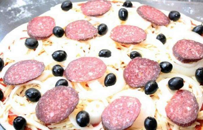 Рецепт Пицца с сырокопченой колбасой шаг-5