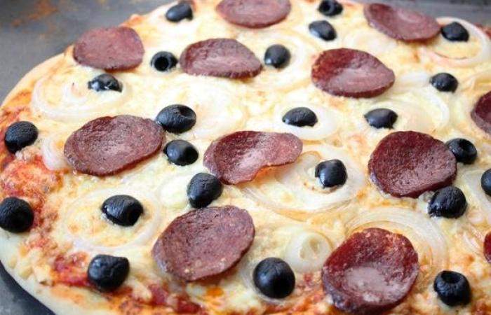 Рецепт Пицца с сырокопченой колбасой шаг-6