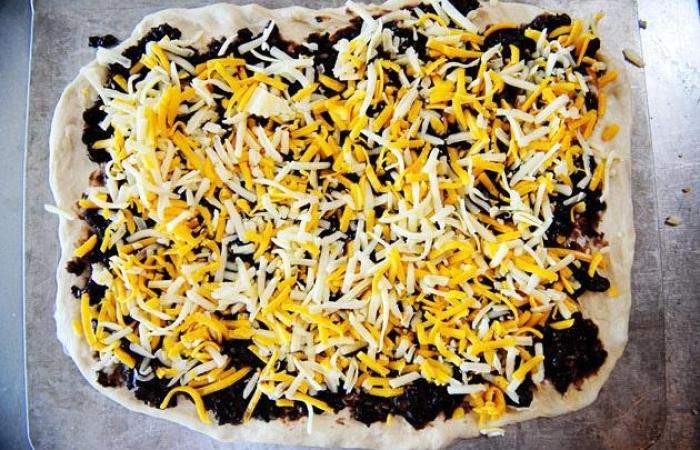 Рецепт Пицца с сыром, фасолью и курицей шаг-11