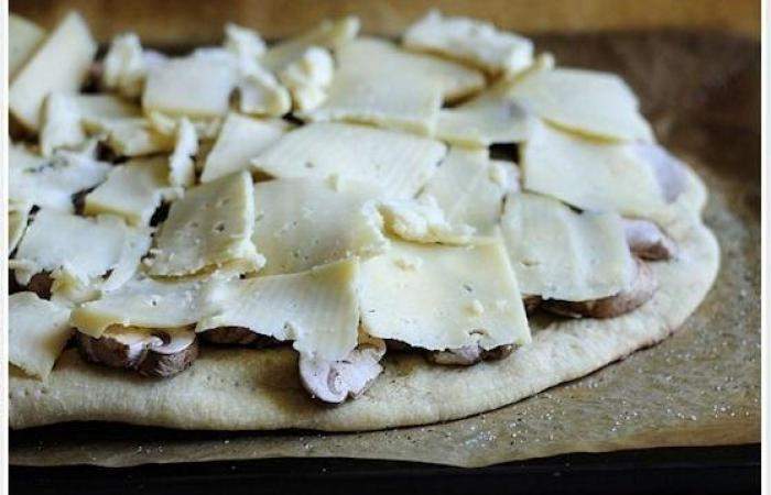 Рецепт Пицца с сыром и грибами шаг-3