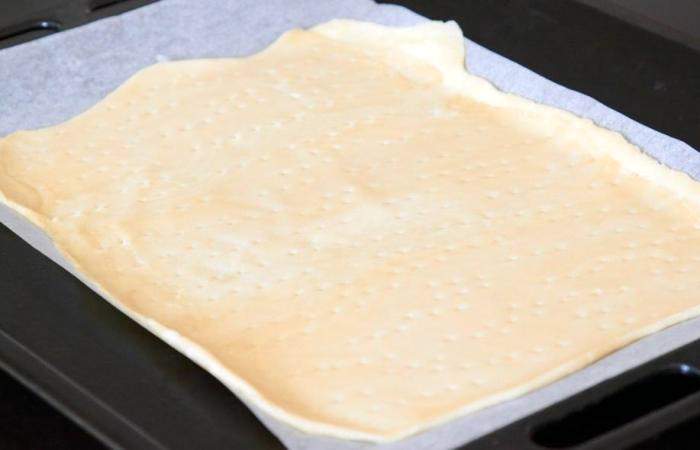 Рецепт Пирог с грибами, сыром и сметаной шаг-1