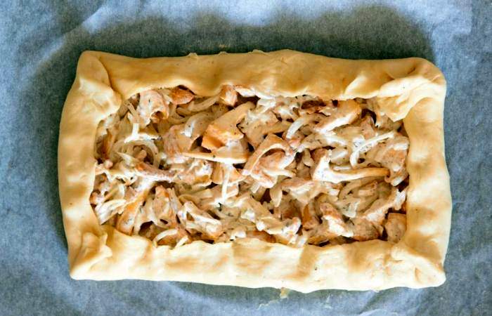 Рецепт Пирог с грибами, сыром и сметаной  шаг-4