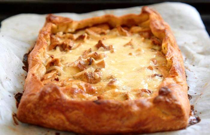 Рецепт Пирог с грибами, сыром и сметаной шаг-6