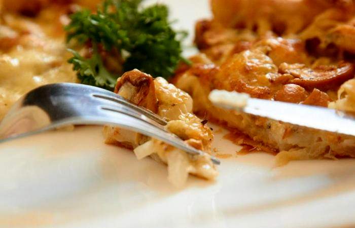 Рецепт Пирог с грибами, сыром и сметаной шаг-7