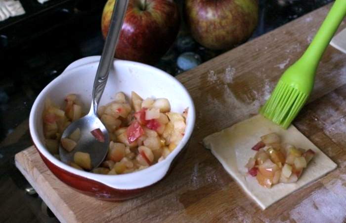 Рецепт Пирожки из слоеного теста с яблоками  шаг-2