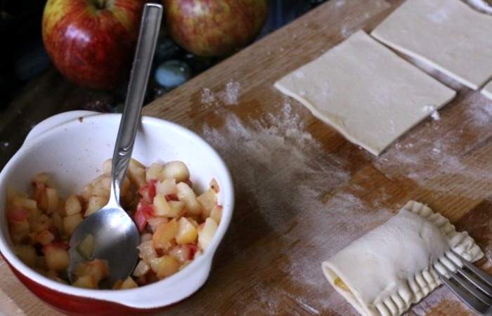 Рецепт Пирожки из слоеного теста с яблоками шаг-3
