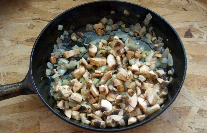 Рецепт Пирожки с грибами из слоеного теста  шаг-4