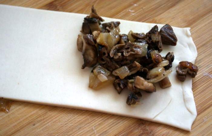 Рецепт Пирожки с грибами из слоеного теста шаг-5