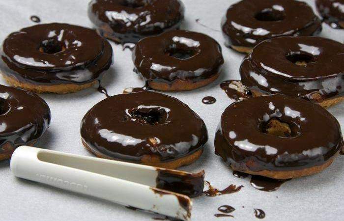 Рецепт Пончики с шоколадной глазурью шаг-15