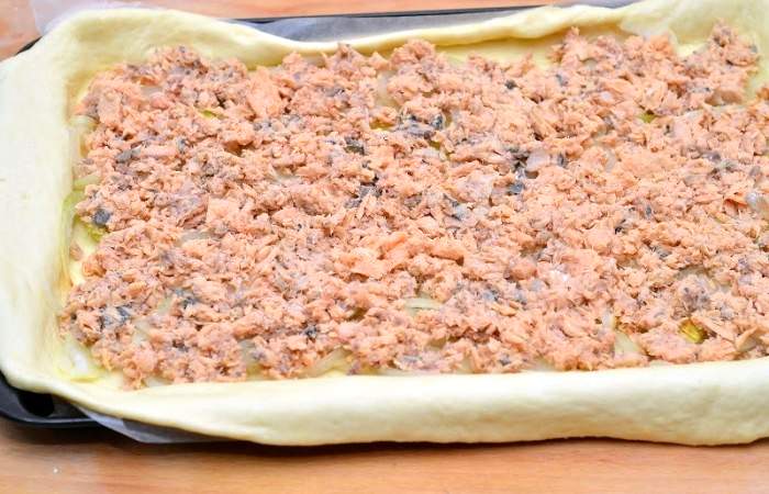 Рецепт Рыбный пирог из консервированного лосося шаг-13