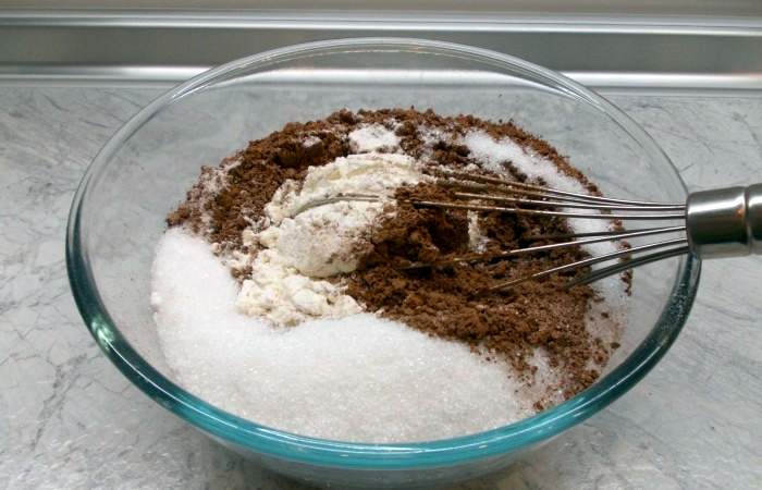 Рецепт Шоколадные капкейки с вишней  шаг-2
