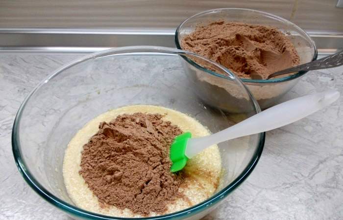 Рецепт Шоколадные капкейки с вишней  шаг-4