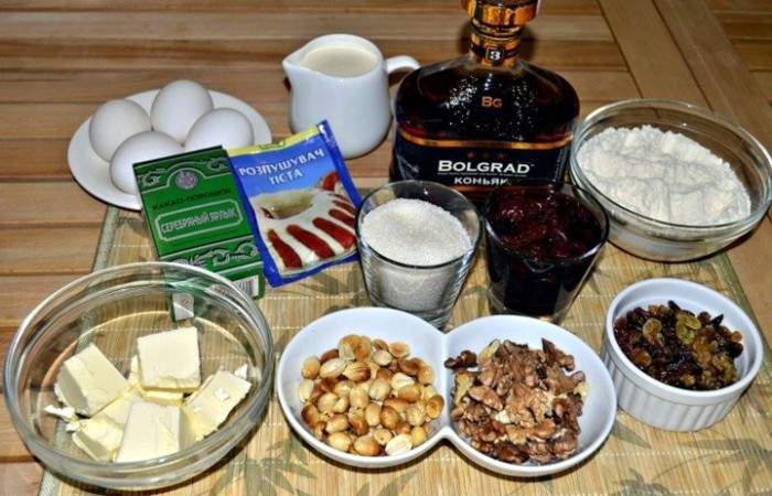 Рецепт Шоколадный кекс с орехами, изюмом и вишней шаг-1