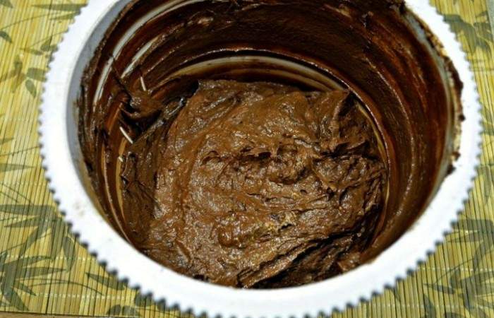Рецепт Шоколадный кекс с орехами, изюмом и вишней шаг-3