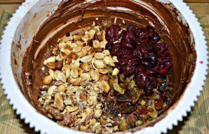Рецепт Шоколадный кекс с орехами, изюмом и вишней  шаг-4