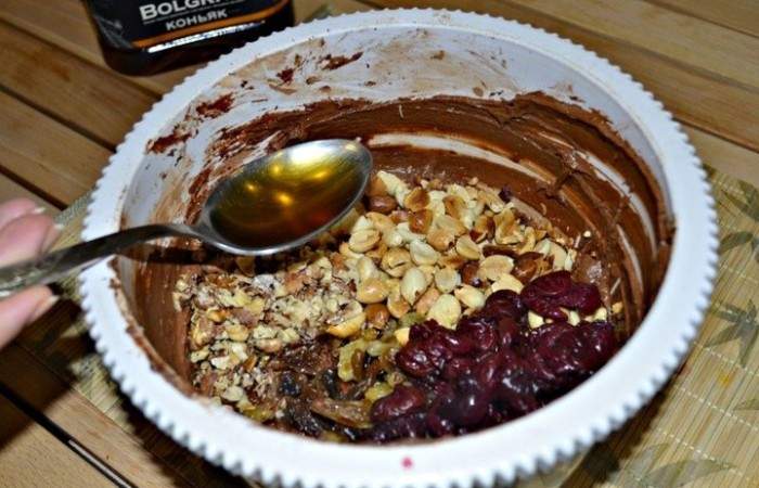 Рецепт Шоколадный кекс с орехами, изюмом и вишней шаг-5