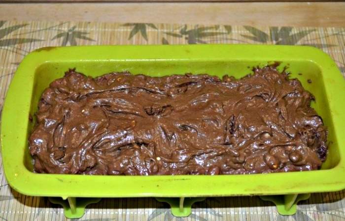 Рецепт Шоколадный кекс с орехами, изюмом и вишней шаг-6