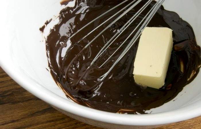 Рецепт Шоколадный кекс со сливами  шаг-2