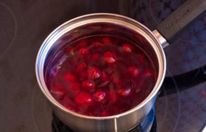 Рецепт Сырники с вишневым соусом шаг-6