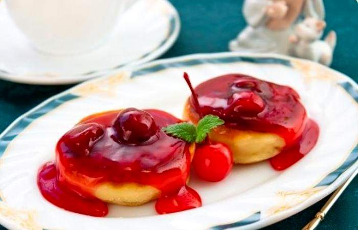 Рецепт Сырники с вишневым соусом шаг-7