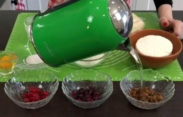 Рецепт Слоеные булочки с творогом и сухофруктами шаг-1