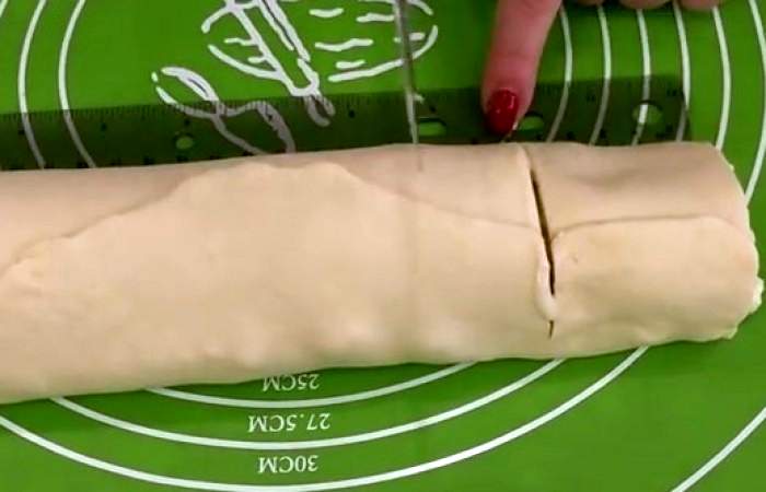 Рецепт Слоеные булочки с творогом и сухофруктами шаг-7