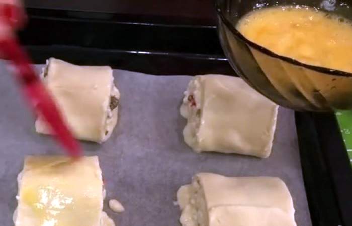 Рецепт Слоеные булочки с творогом и сухофруктами шаг-8