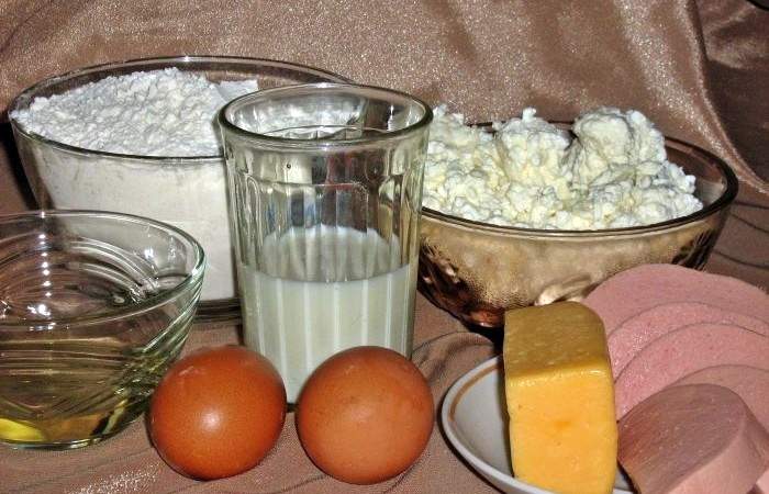 Рецепт Творожные булочки с колбасой и сыром шаг-1