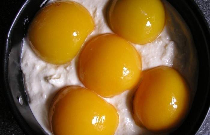 Рецепт Творожный пирог с консервированными персиками шаг-7