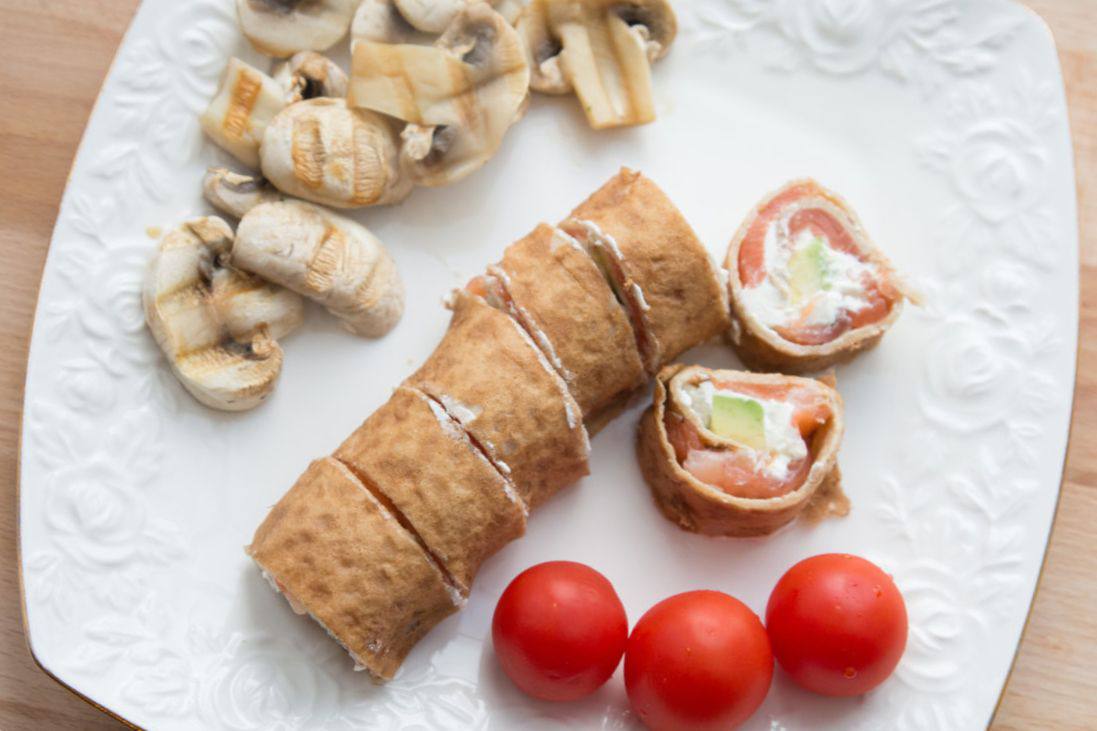 Рецепт Блинные роллы с сёмгой, сливочным сыром и авокадо Готовим Закуски Блинные роллы с сёмгой, сливочным сыром и авокадо