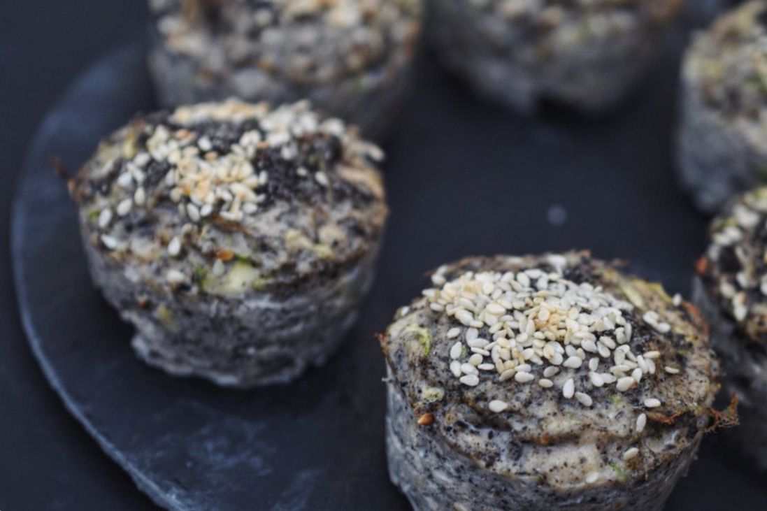 Рецепт Куриные маффины с чёрным кунжутом и кабачком Готовим Закуски Куриные маффины с чёрным кунжутом и кабачком