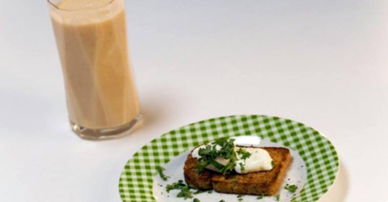 Рецепт Цитрусовый смузи и тост с яйцом пашот шаг-3