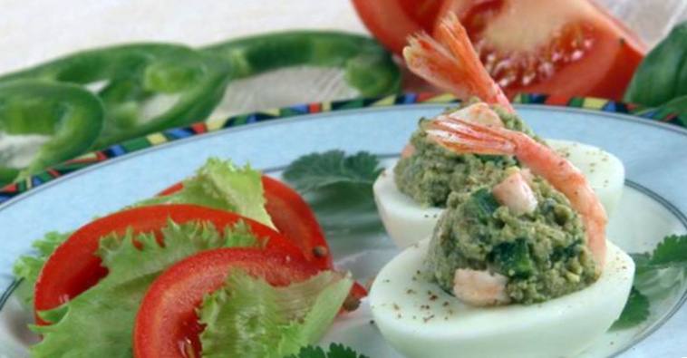 Рецепт Фаршированные яйца с авокадо шаг-1