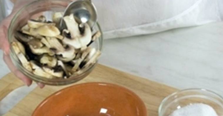 Рецепт Горячая закуска с грибами  шаг-2