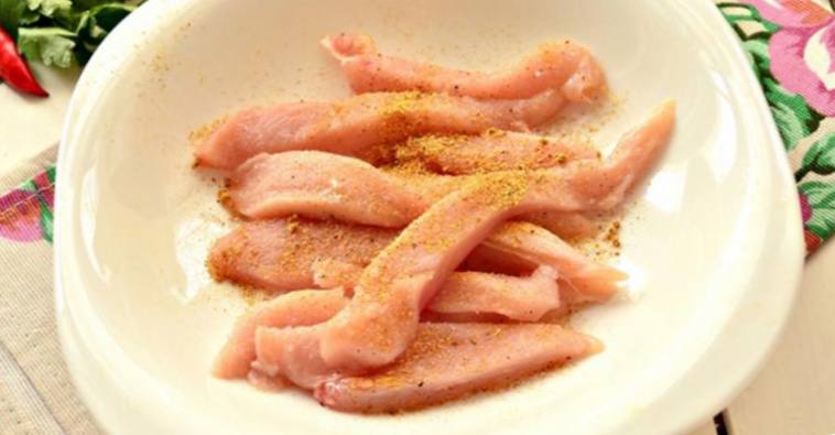 Рецепт Куриные палочки в кляре и панировочных сухарях шаг-1