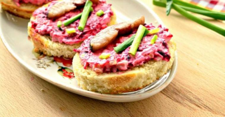 Рецепт Праздничные бутерброды с сельдью и свеклой  шаг-4