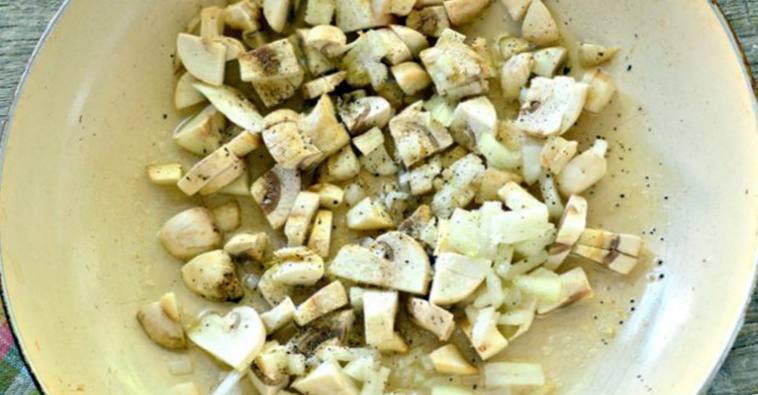 Рецепт Рулет из цесарки с грибами и сыром шаг-1