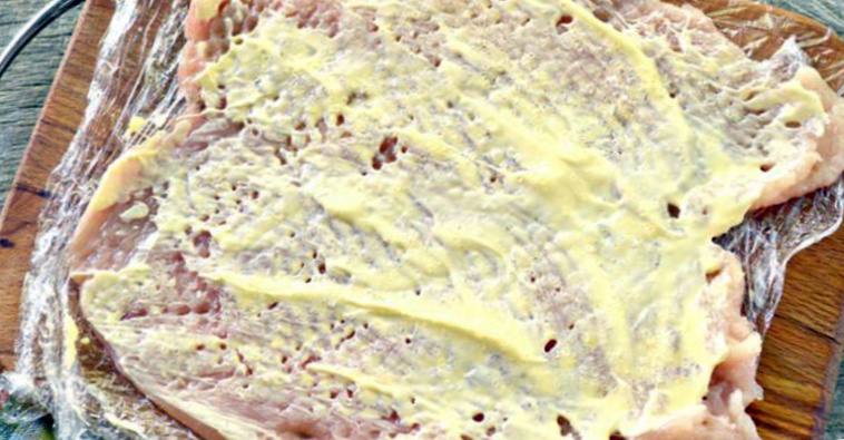 Рецепт Рулет из цесарки с грибами и сыром шаг-3