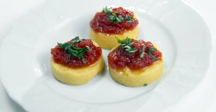 Рецепт Сэндвич из поленты и томатного варенья шаг-3