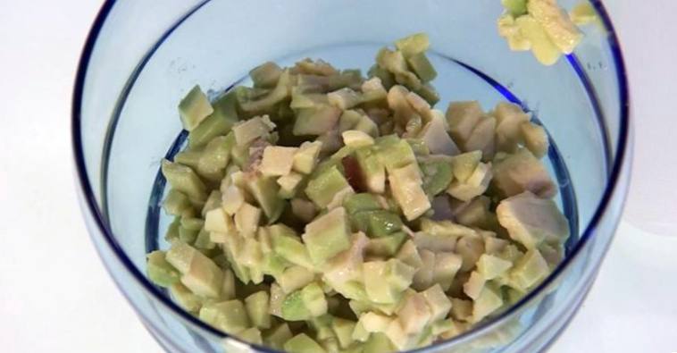 Рецепт Тартар из авокадо с кедровыми орехами  шаг-2