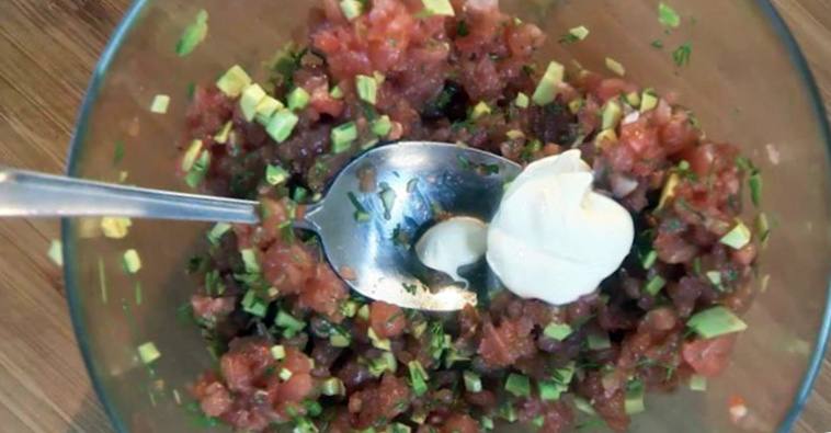 Рецепт Тартар из лосося с авокадо шаг-1