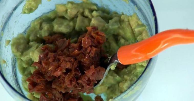 Рецепт Закуска из авокадо с перепелиным яйцом шаг-1