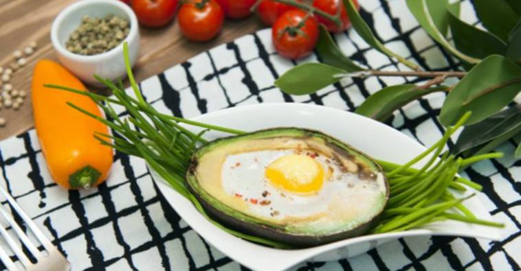 Рецепт Запечённое яйцо с авокадо  шаг-2
