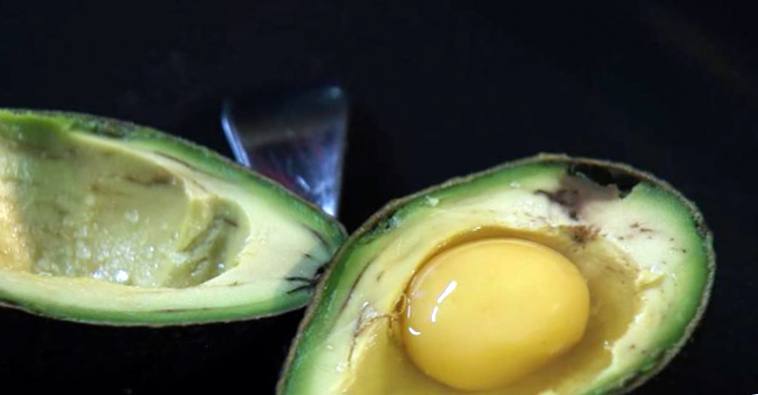 Рецепт Запечённое яйцо с авокадо шаг-1