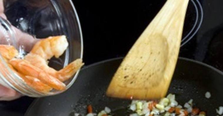 Рецепт Жареные креветки с солью и перцем  шаг-2