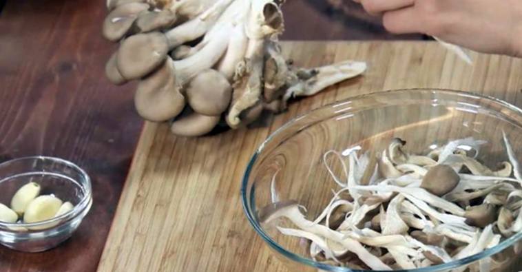Рецепт Жюльен с беконом и грибами шаг-1