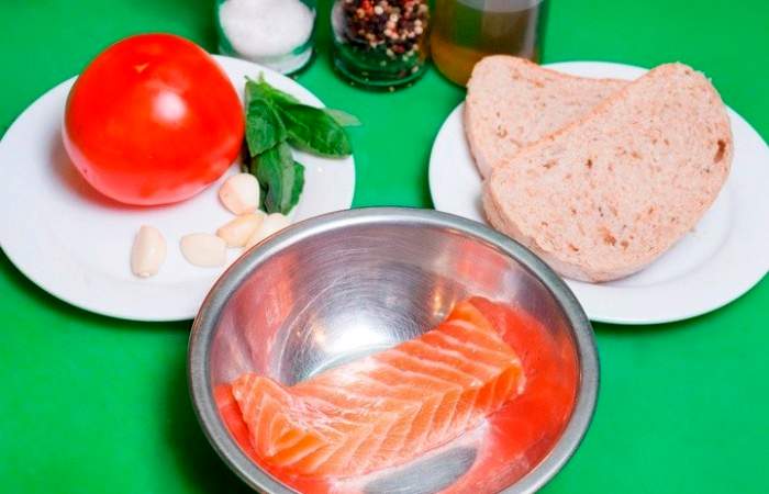 Рецепт Брускетта с лососем и помидорами шаг-1