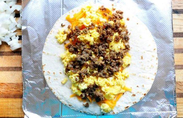 Рецепт Буритто на завтрак шаг-12