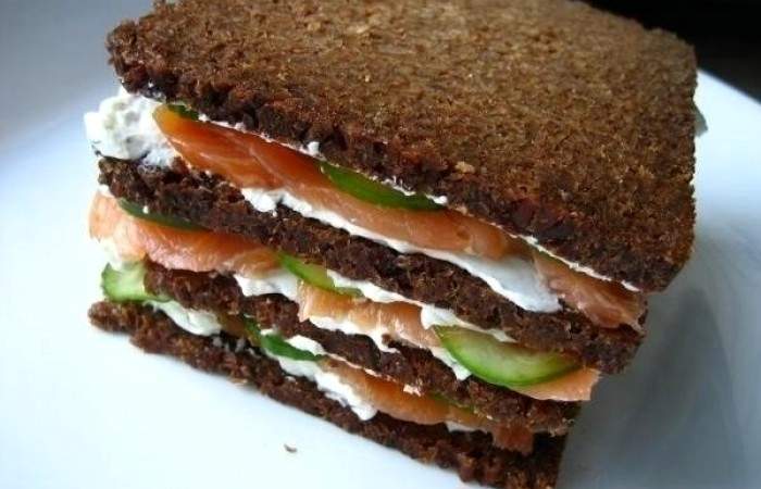 Рецепт Бутербродный торт с лососем и сливочным сыром шаг-5