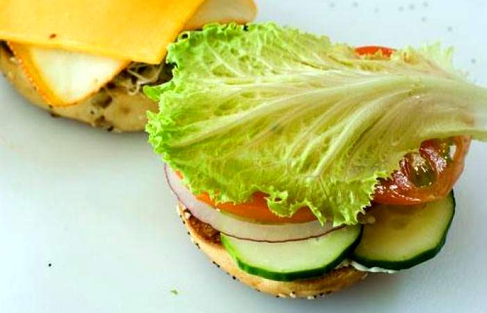 Рецепт Гамбургер с сыром и овощами шаг-15